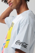 Camiseta azul clara cuello redondo con arte de Coca-Cola