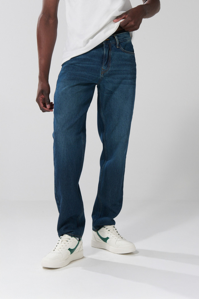 Jean bota recta 90´S azul oscuro con bolsillos y tiro bajo