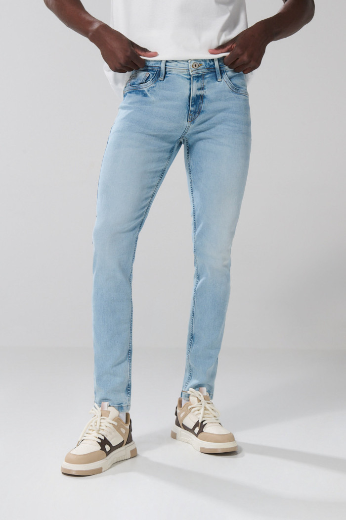 Jean ajustado skinny tiro bajo con bolsillos azul claro