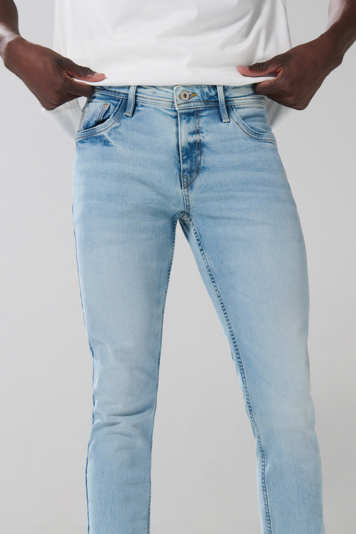 Jean ajustado skinny tiro bajo con bolsillos azul claro