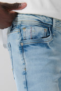 Jean ajustado skinny tiro bajo con bolsillos azul claro