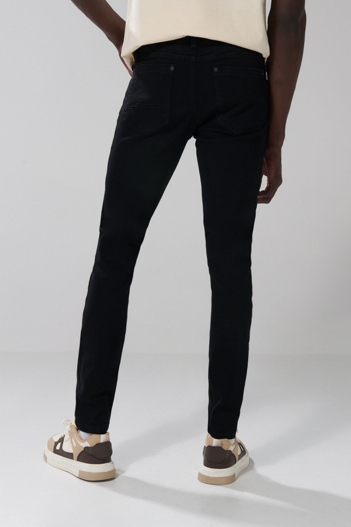 Jean skinny ceñido con bolsillos y tiro bajo negro