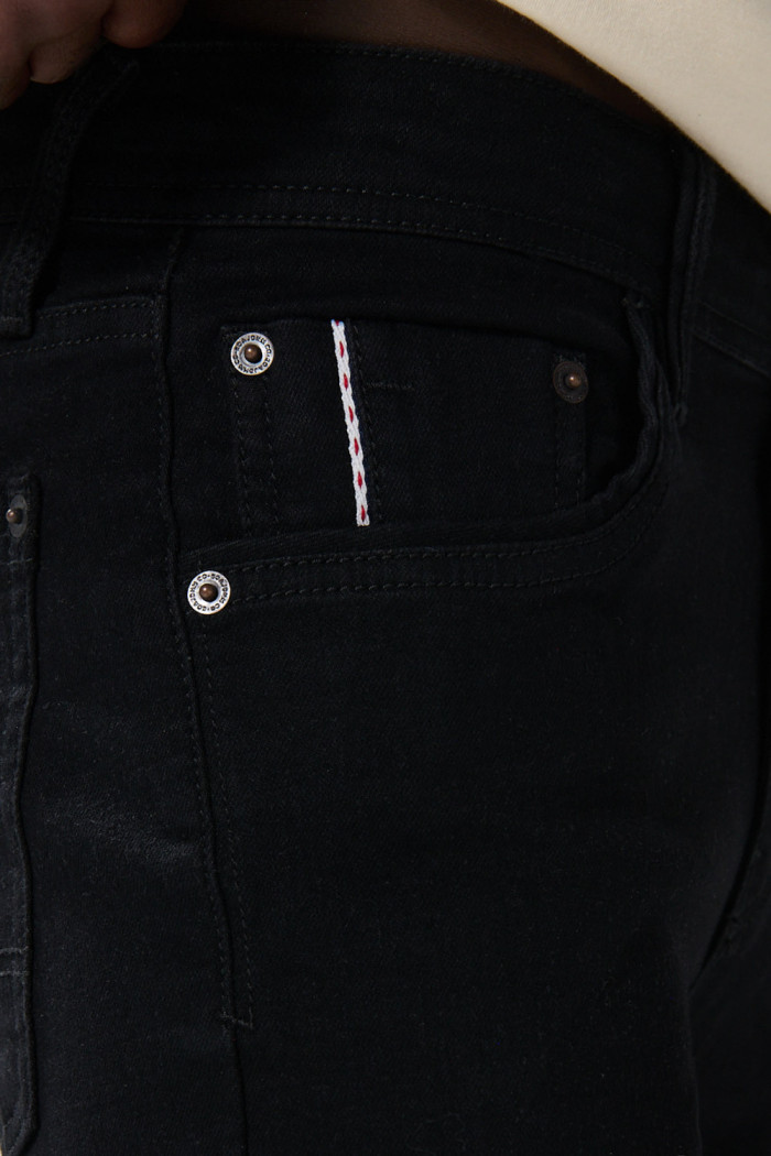 Jean skinny ceñido con bolsillos y tiro bajo negro