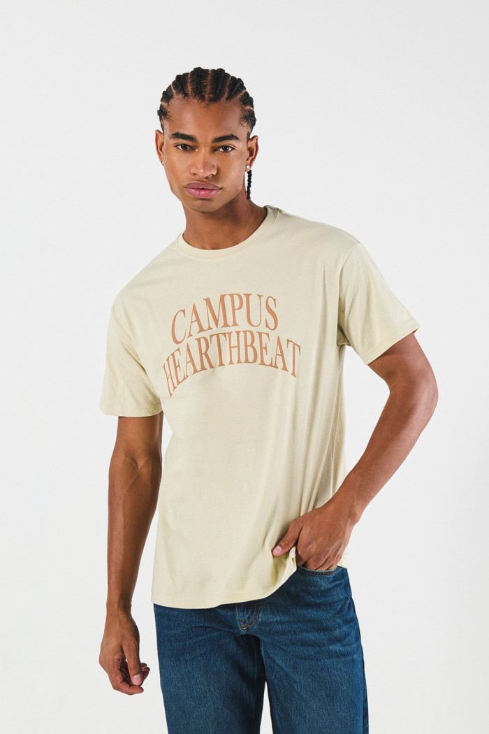Camiseta college kaki clara con cuello redondo