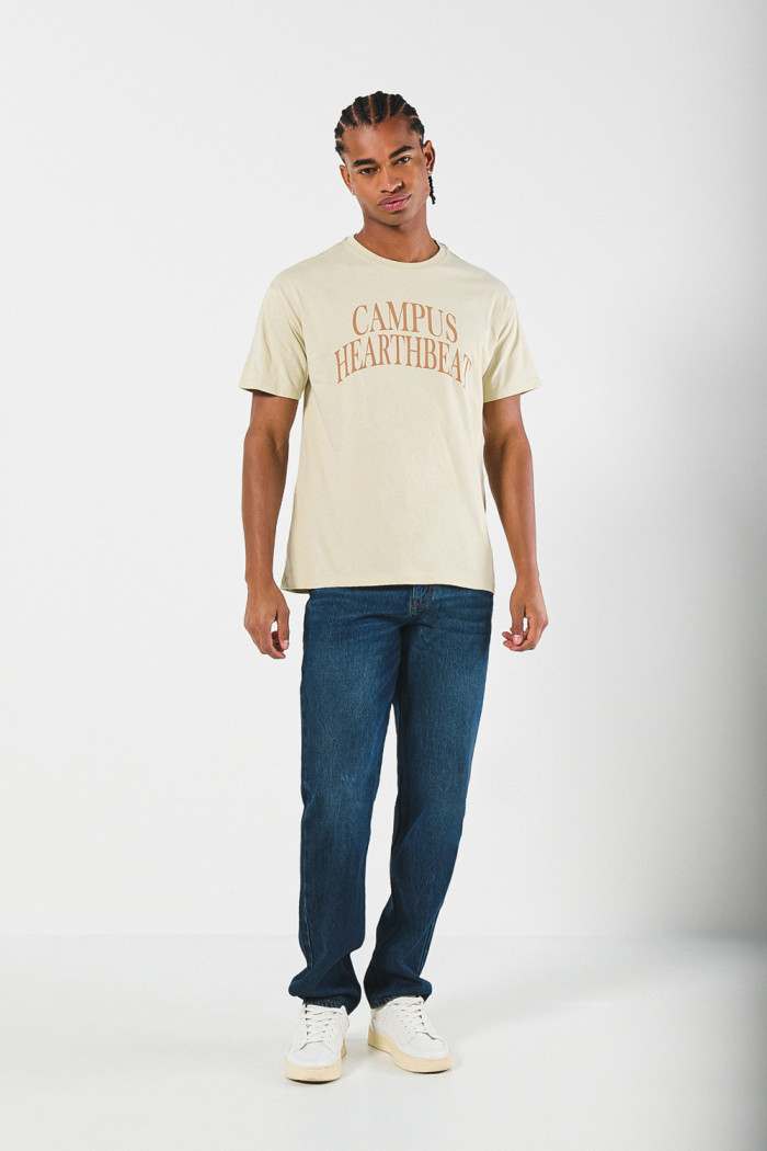 Camiseta college kaki clara con cuello redondo
