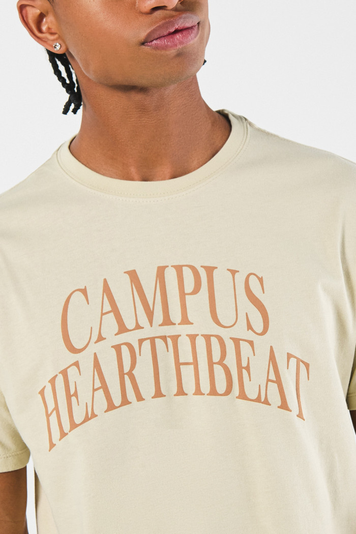 Camiseta college kaki clara con cuello redondo