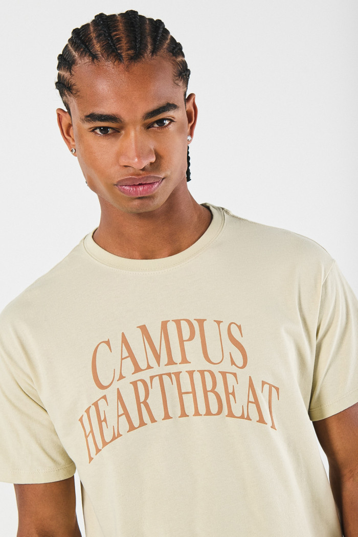 Camiseta college kaki clara con cuello redondo