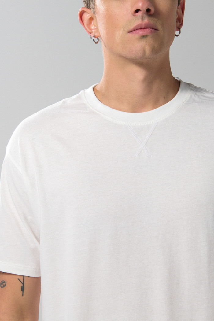 Camiseta con costura cruzada unicolor y manga corta