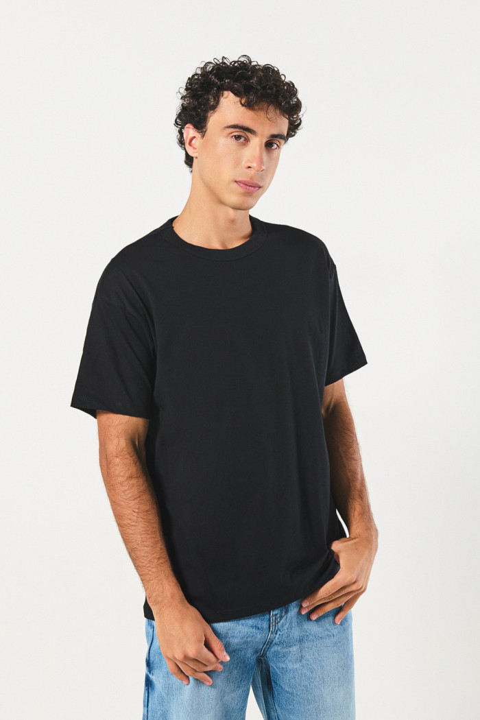 Camiseta en algodón cuello redondo unicolor y hombro rodado