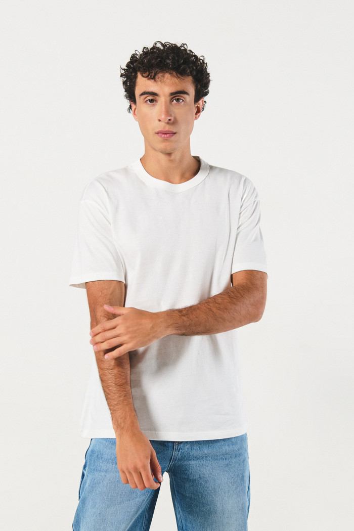 Camiseta en algodón cuello redondo unicolor y hombro rodado