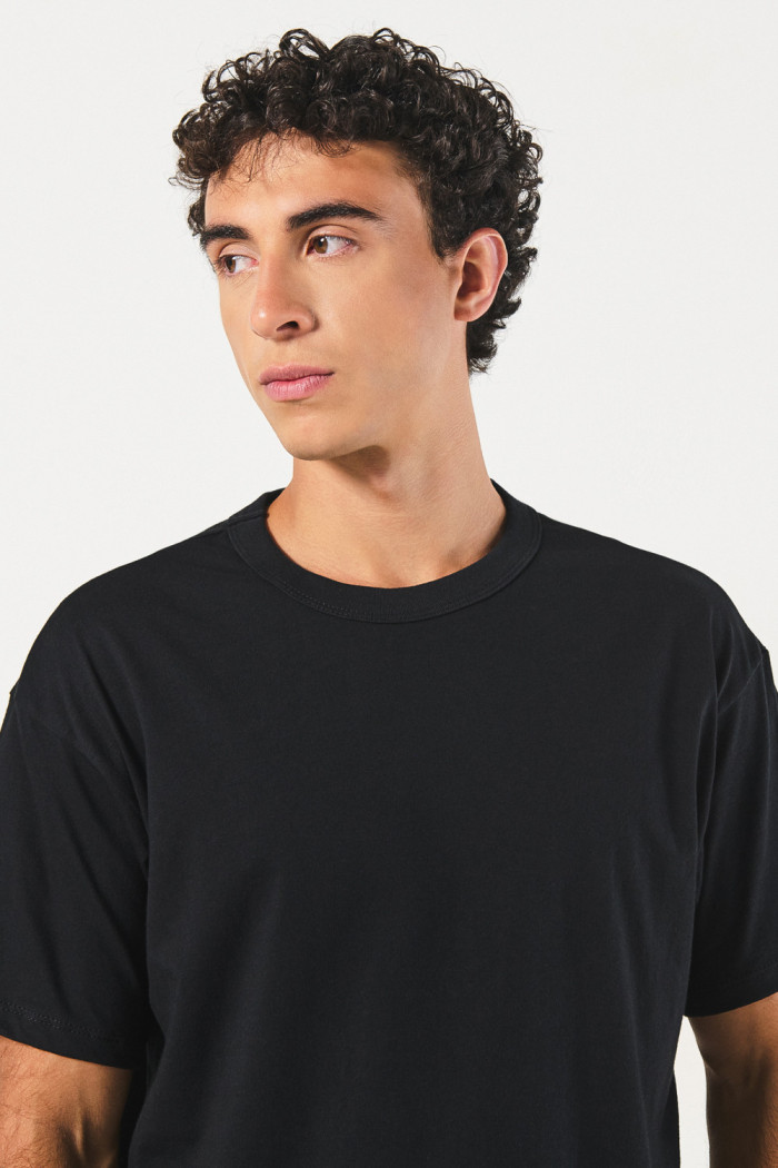 Camiseta en algodón cuello redondo unicolor y hombro rodado