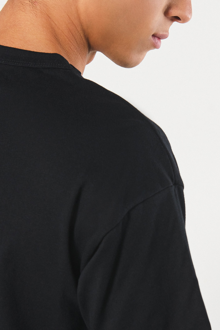 Camiseta en algodón cuello redondo unicolor y hombro rodado