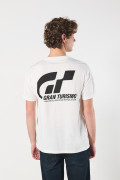 Camiseta crema manga corta con diseños de Gran Turismo
