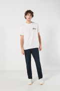 Camiseta crema manga corta con diseños de Gran Turismo
