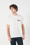 Camiseta crema manga corta con diseños de Gran Turismo
