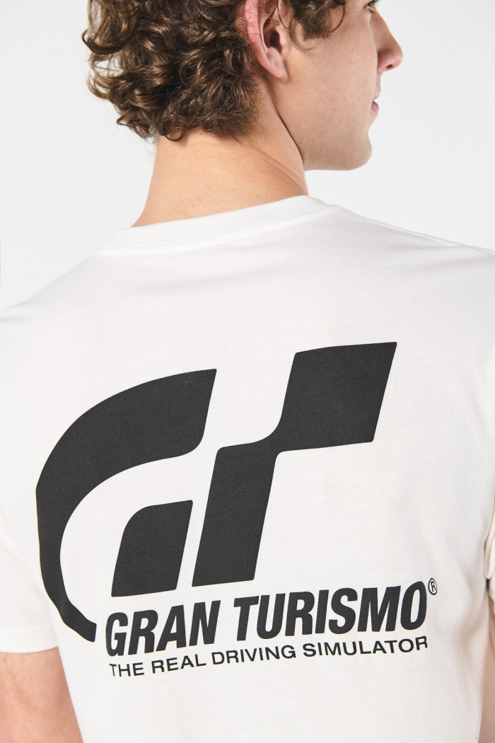 Camiseta crema manga corta con diseños de Gran Turismo
