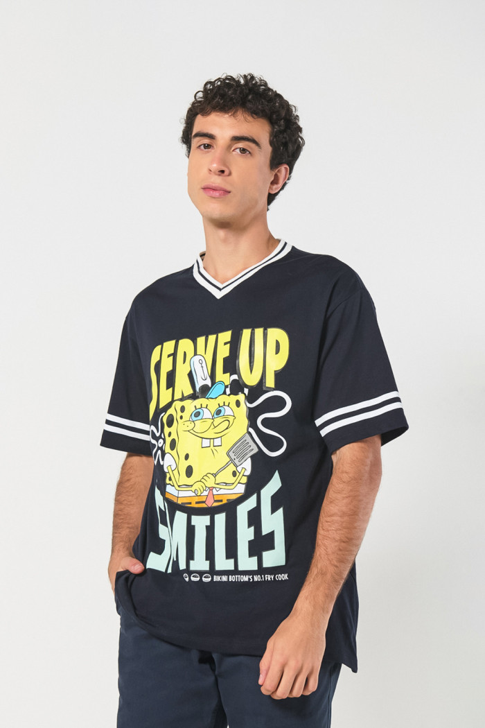 Camiseta azul cuello V con estampado de Bob Esponja