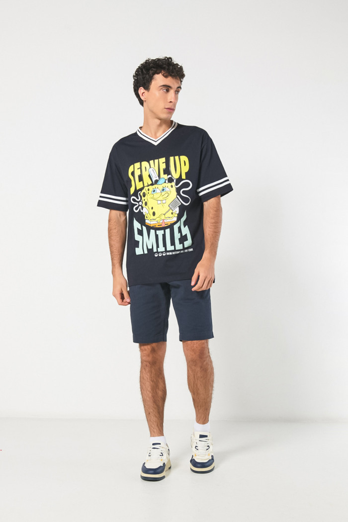 Camiseta azul cuello V con estampado de Bob Esponja