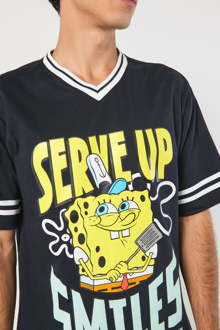 Camiseta azul cuello V con estampado de Bob Esponja