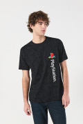 Camiseta tie dye negra con arte de PlayStation y manga corta