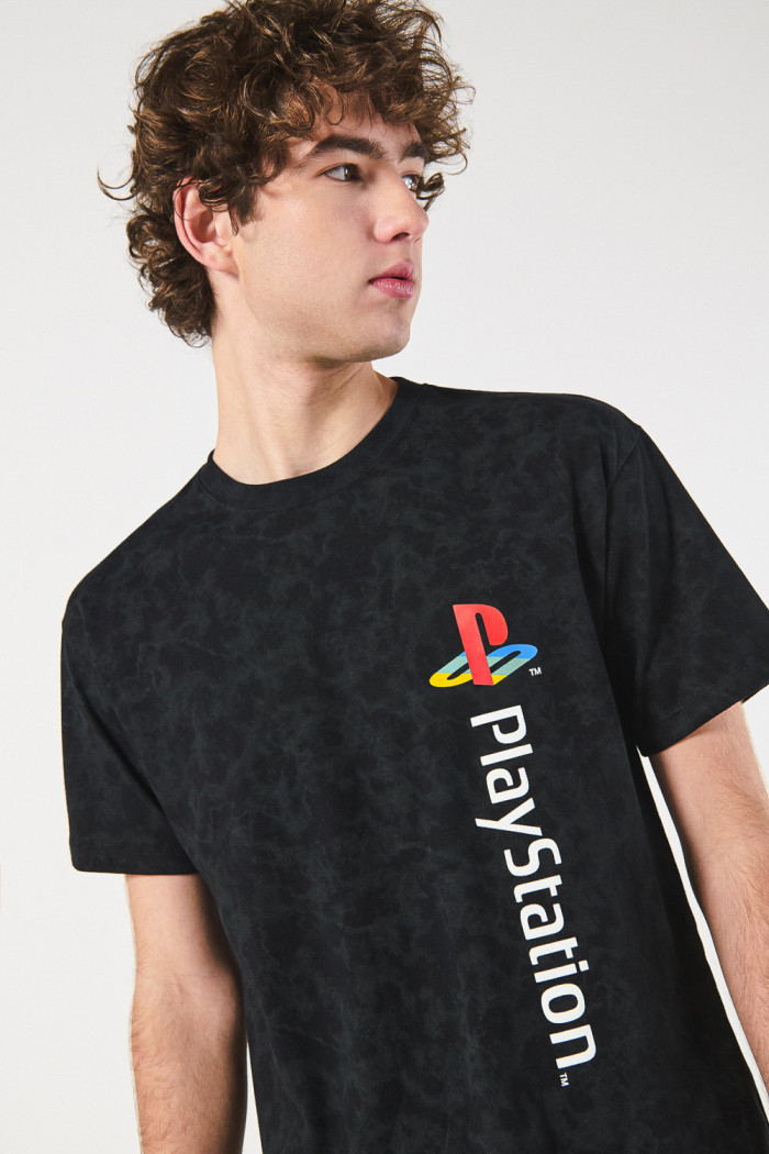 Camiseta tie dye negra con arte de PlayStation y manga corta