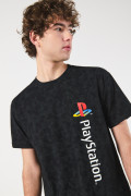 Camiseta tie dye negra con arte de PlayStation y manga corta