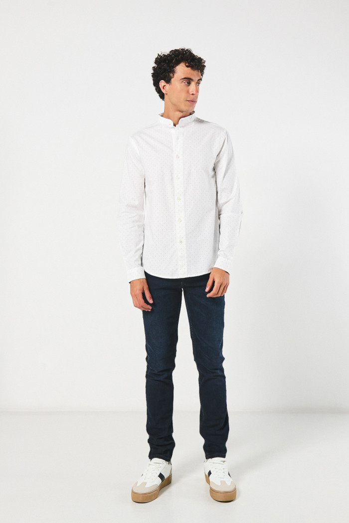Camisa blanca cuello nerú con diseños en mini print