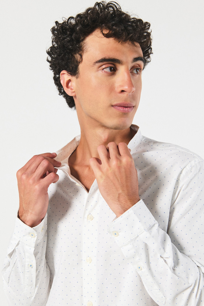Camisa blanca cuello nerú con diseños en mini print