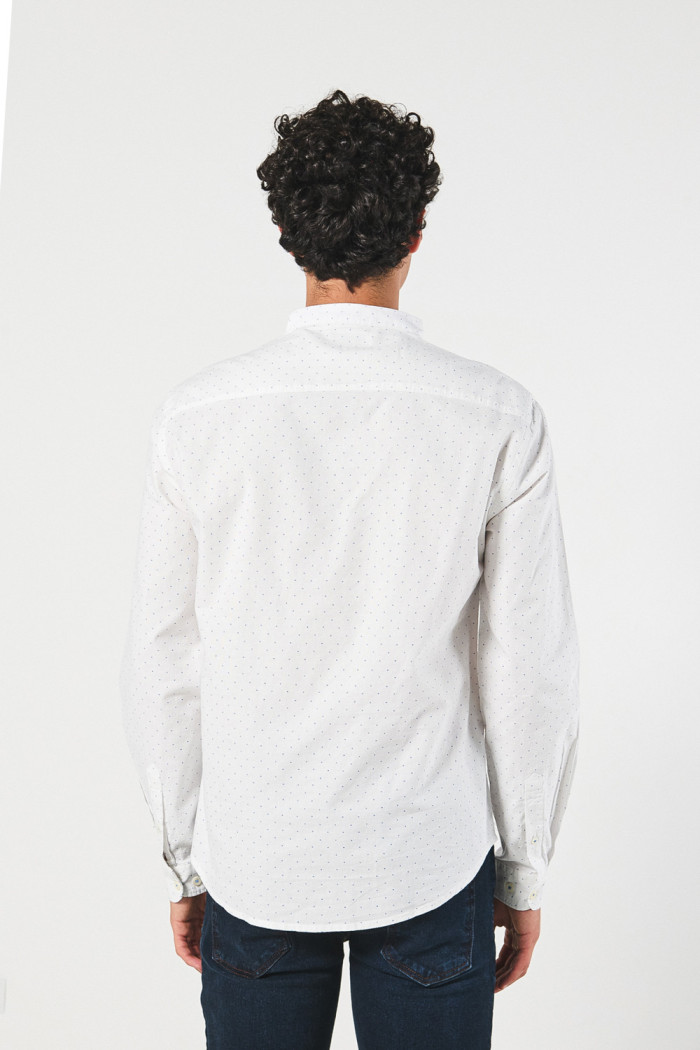 Camisa blanca cuello nerú con diseños en mini print