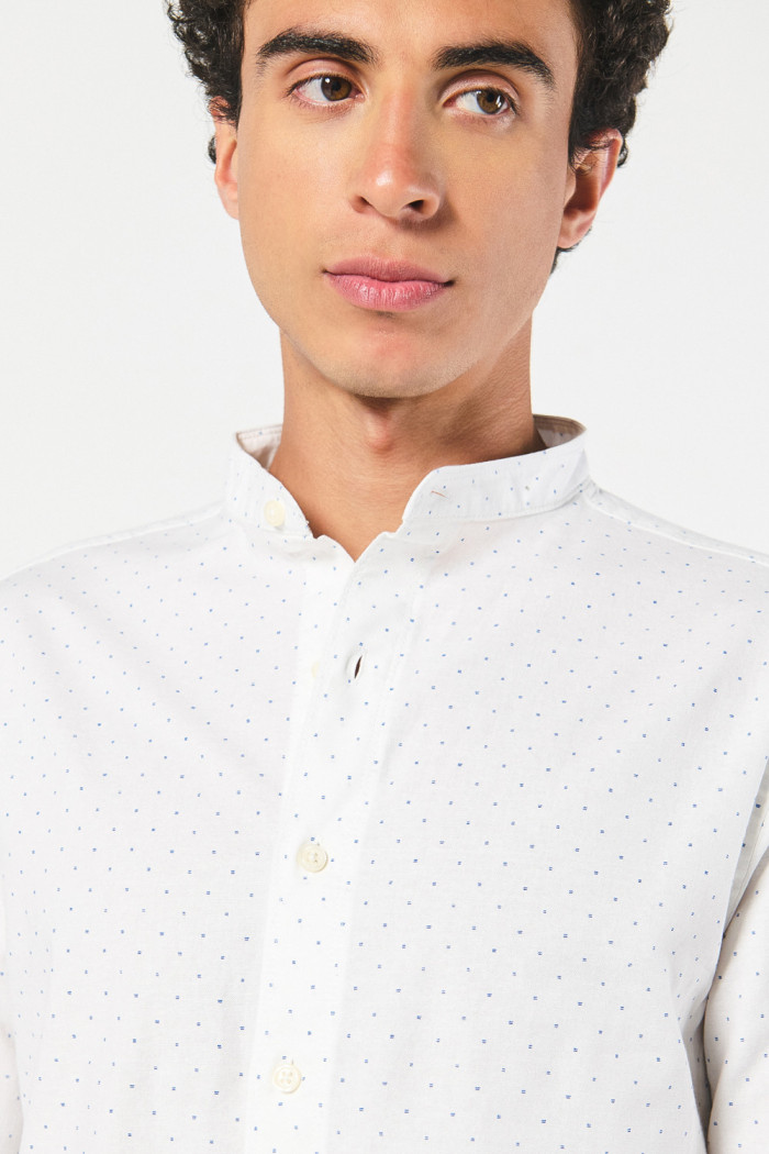 Camisa blanca cuello nerú con diseños en mini print
