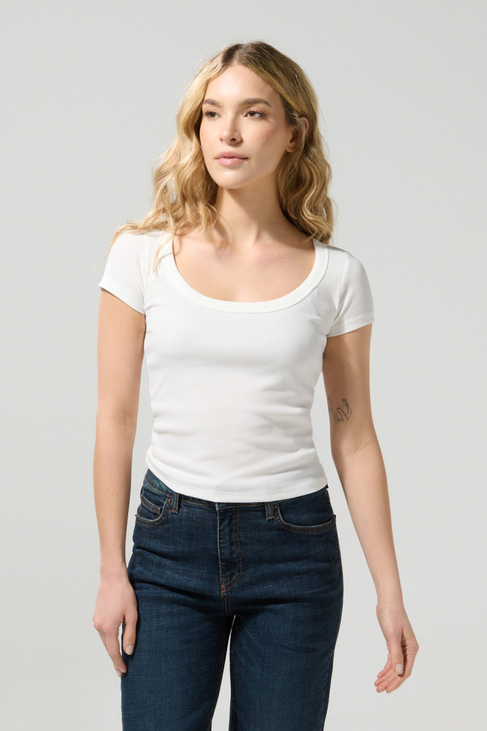 Camiseta acanalada unicolor ajustada con escote en U
