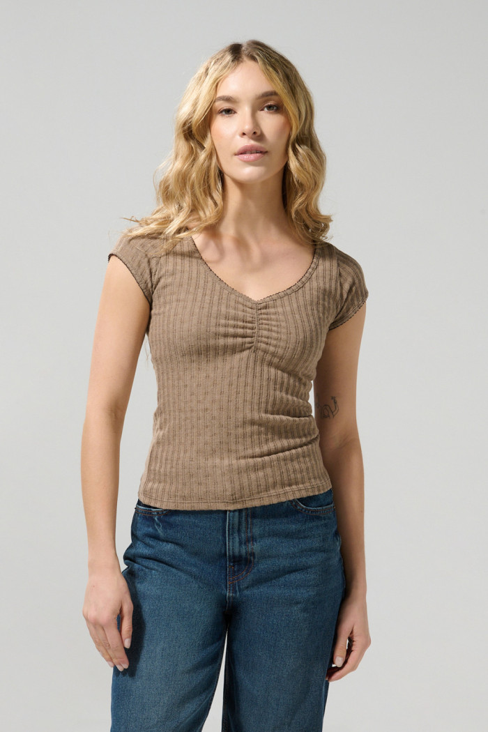 Camiseta unicolor con cuello en V y texturas