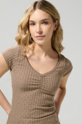 Camiseta unicolor con cuello en V y texturas