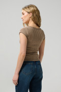 Camiseta unicolor con cuello en V y texturas