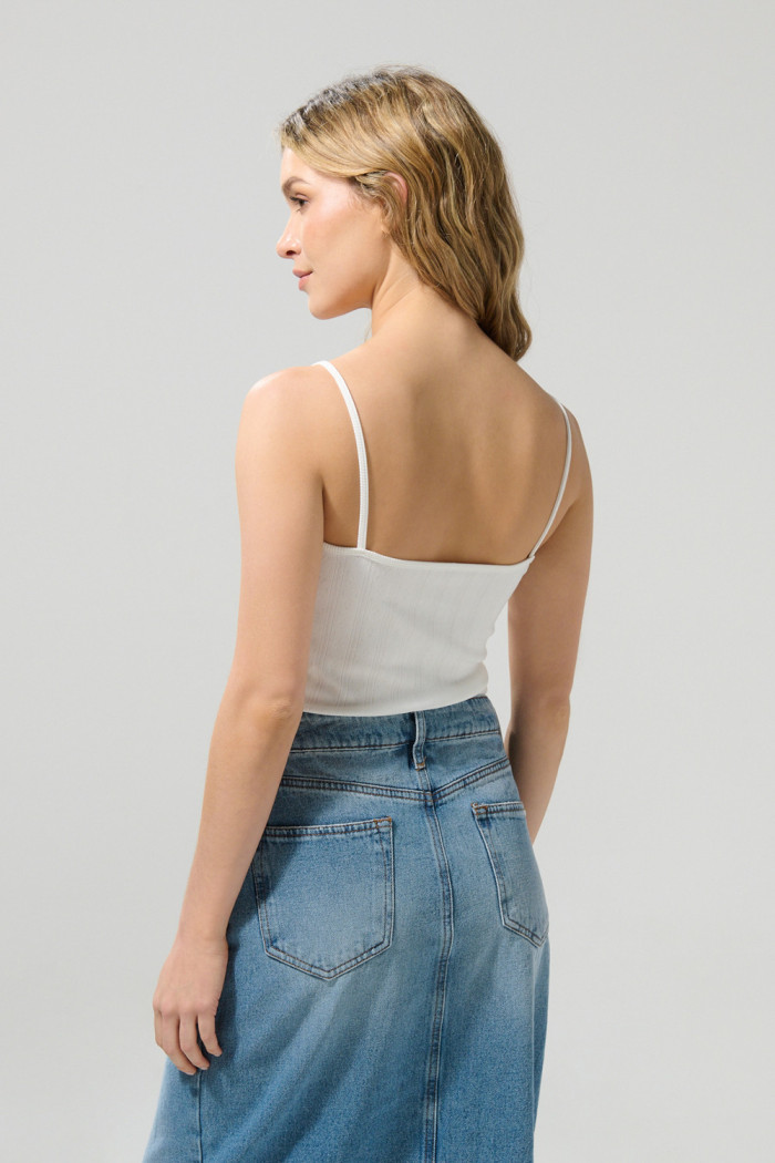 Camiseta crema clara con encaje en escote V