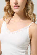 Camiseta crema clara con encaje en escote V