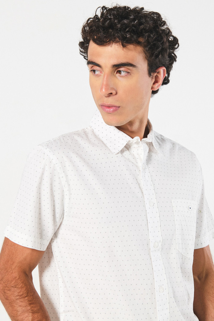 Camisa crema clara manga corta con diseños y bolsillo