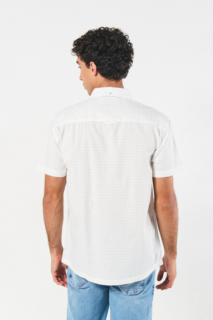 Camisa crema clara manga corta con diseños y bolsillo
