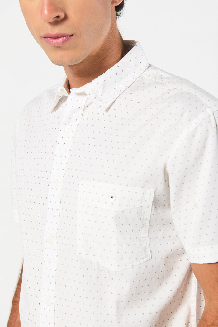 Camisa crema clara manga corta con diseños y bolsillo