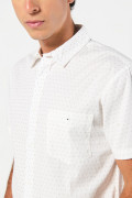 Camisa crema clara manga corta con diseños y bolsillo