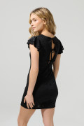 Vestido negro medio con escote redondo y manga corta