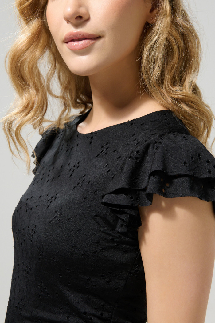 Vestido negro medio con escote redondo y manga corta
