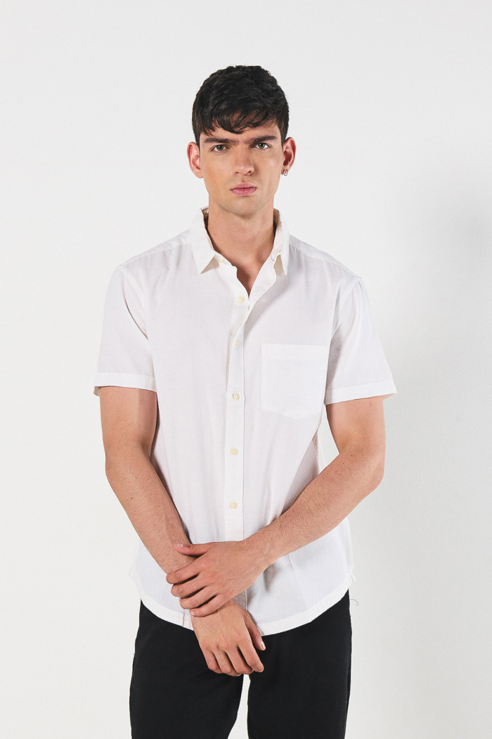 Camisa con cuello sport collar unicolor y botones