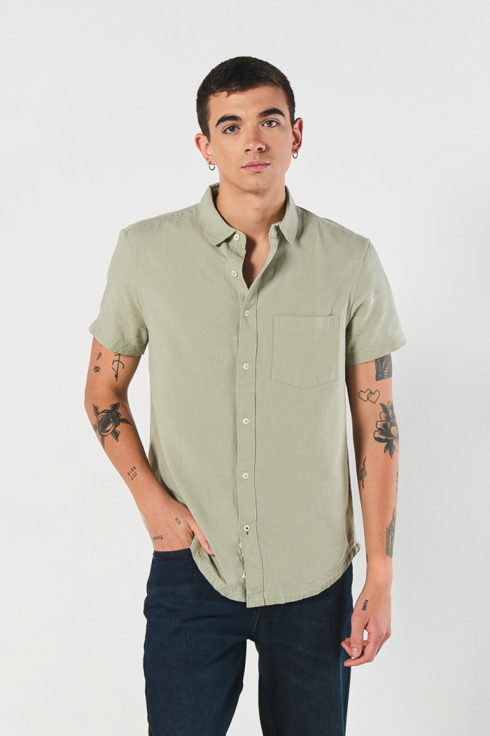 Camisa con cuello sport collar unicolor y botones