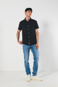 Camisa con cuello sport collar unicolor y botones