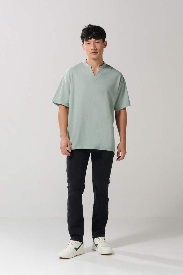 Camiseta unicolor oversize con cuello nerú y texturas