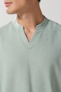 Camiseta unicolor oversize con cuello nerú y texturas