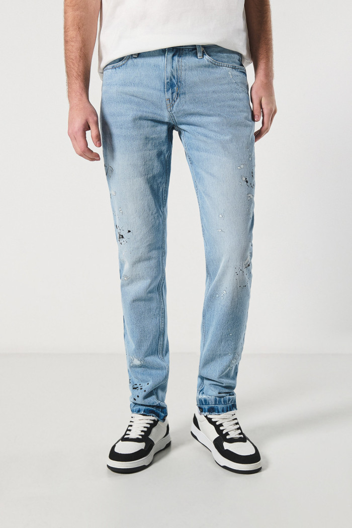 Jean slim azul claro con tiro bajo y diseños de manchas
