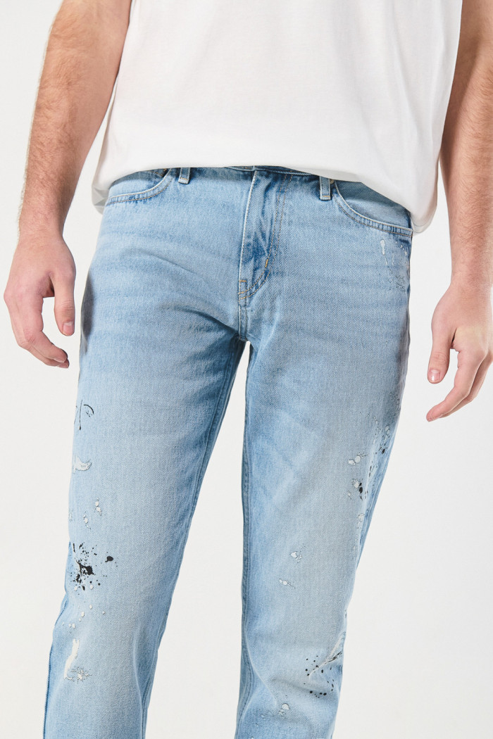 Jean slim azul claro con tiro bajo y diseños de manchas