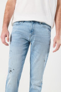 Jean slim azul claro con tiro bajo y diseños de manchas